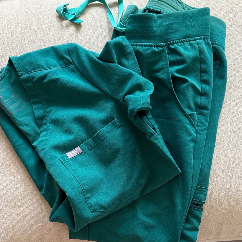 Figs Hunter Green Scrub Set